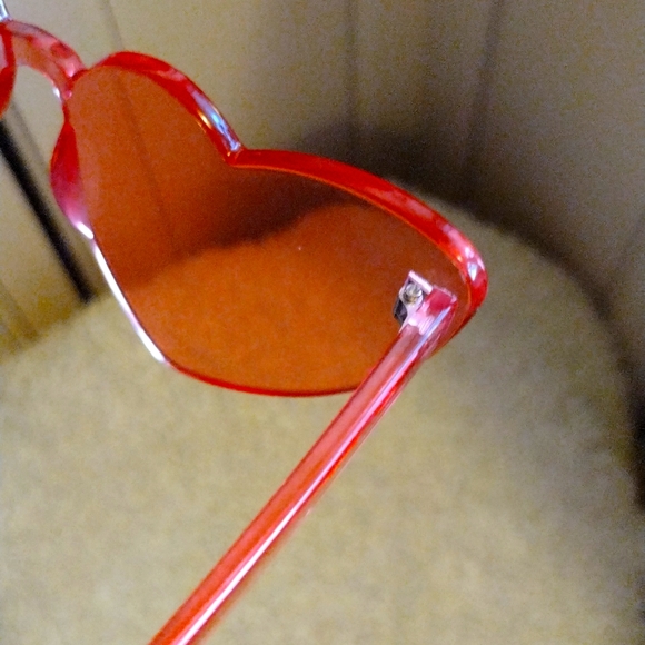 - NWOT- Hot Pink Heart Cat Eye Sunglasses 😎 - Picture 3 of 4